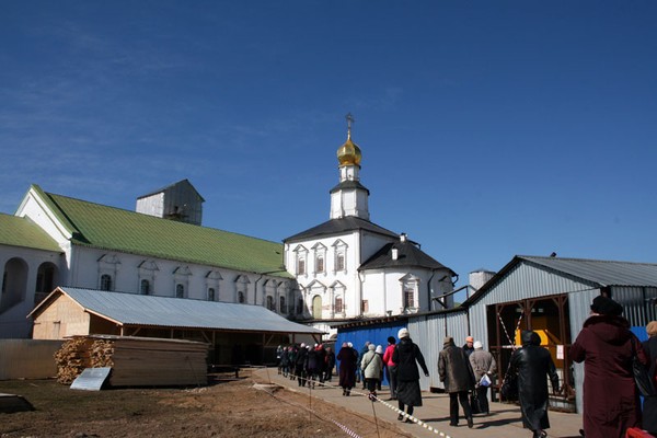 Храм Рождества Христова с трапезной в процессе реставрации