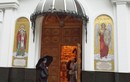У входа в храм