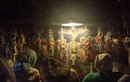 Единственная электрическая лампа — над столом для записок