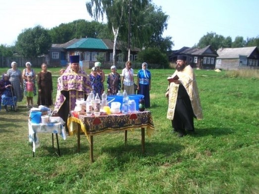 Молебен у Знаменской церкви. Пашутино